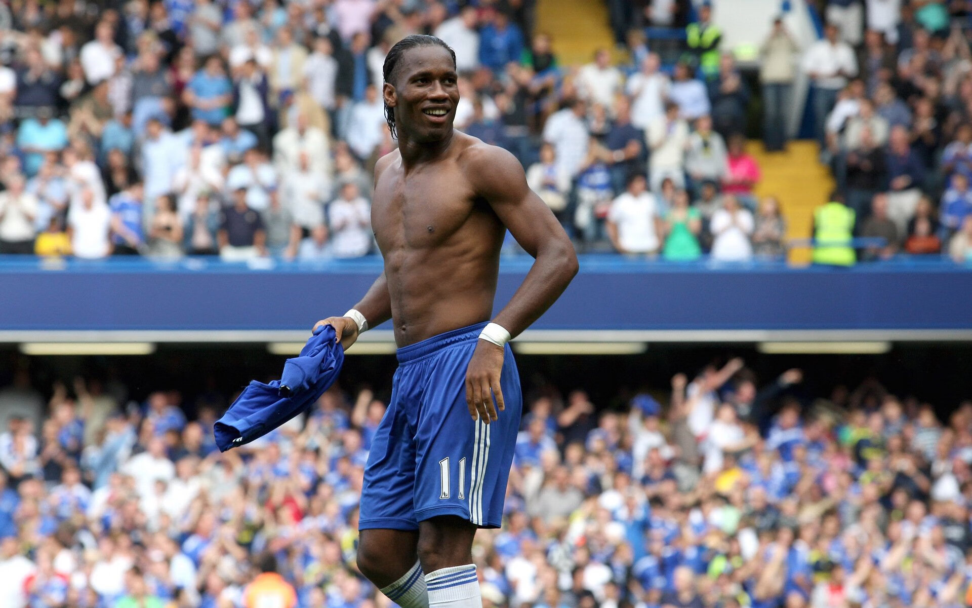 球队是否优先培养具备传控兼突破能力的中场新星，球队处于优势怎样安排战术